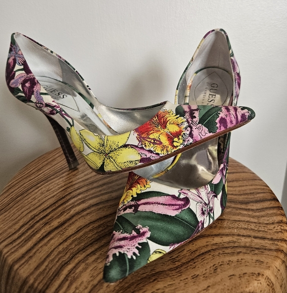 Guess Flower Stilettos. - Picture 2 of 4